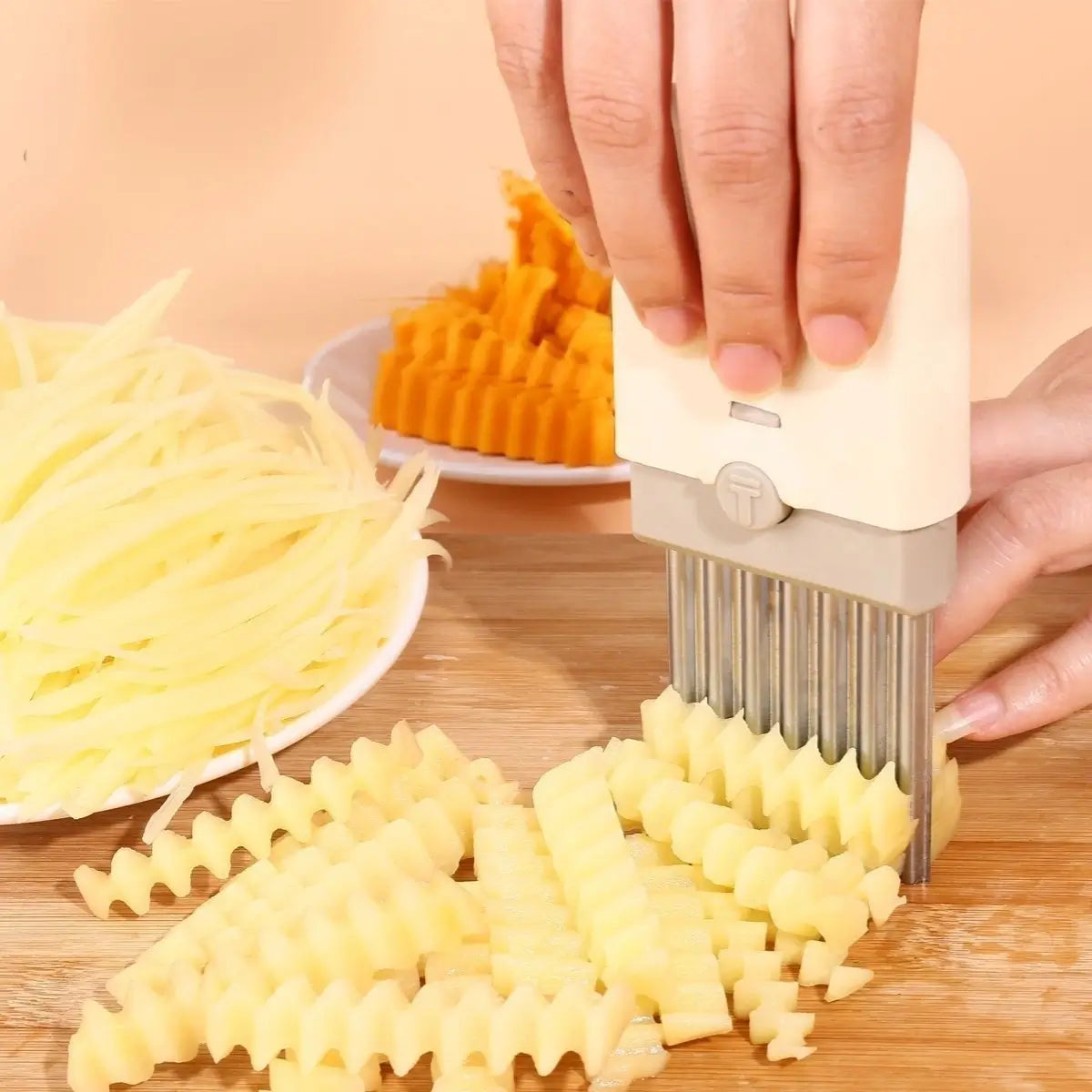 Crinkle cutter making rippled potato pieces